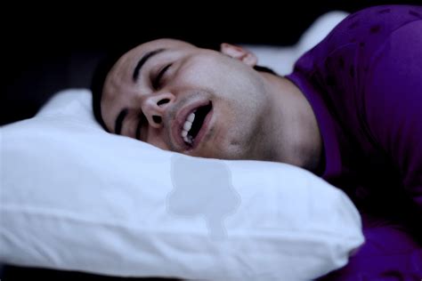 Почему во время сна пахнет изо рта?